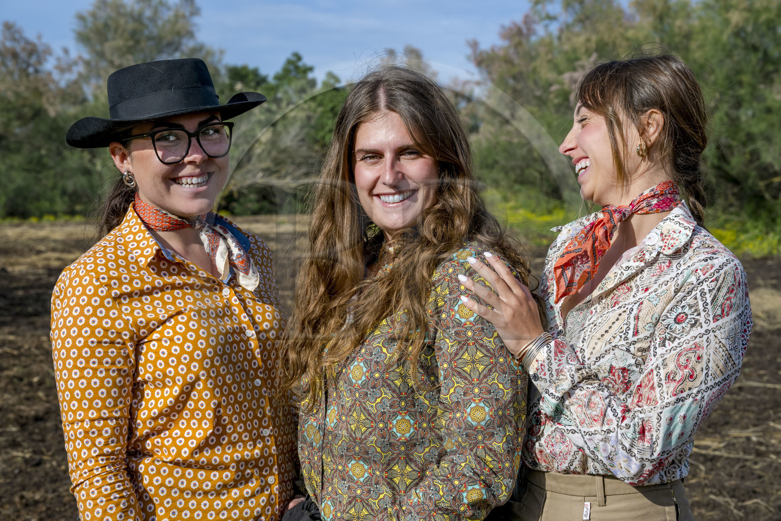 France, Gard (30), Saint-Gilles du Gard, manade Pierre Aubanel & fils, Pauline Aubanel encadrée par les gardians bénévoles au féminin Marie Allard à gauche et Celia Boulaire à droite