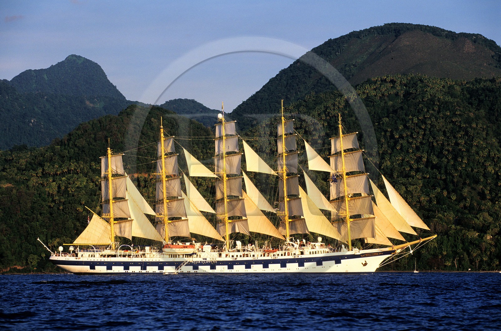 Caraïbes, île de Sainte-Lucie, le 5 mâts SPV Royal Clipper toutes voiles dehors au large du Piton de Soufrière