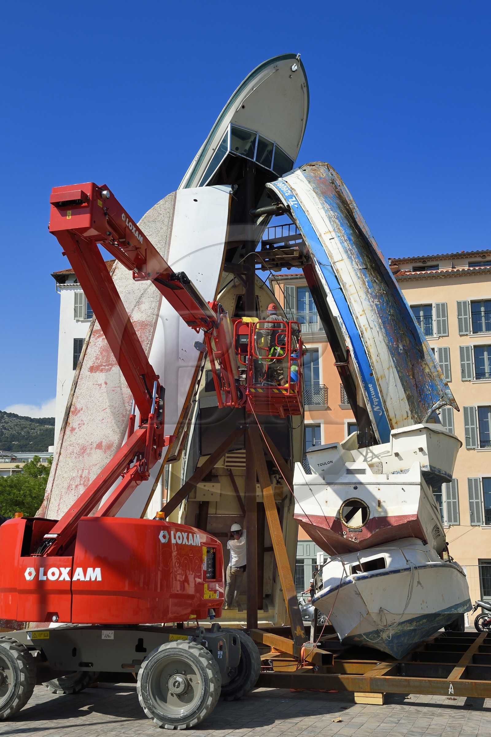 France, Var (83), Toulon, Place Monsenergue, Place Monsenergue, mise en place de l'installation monumentale éphémère à partir de bateaux abandonnés de l'artiste Tadashi Kawamata