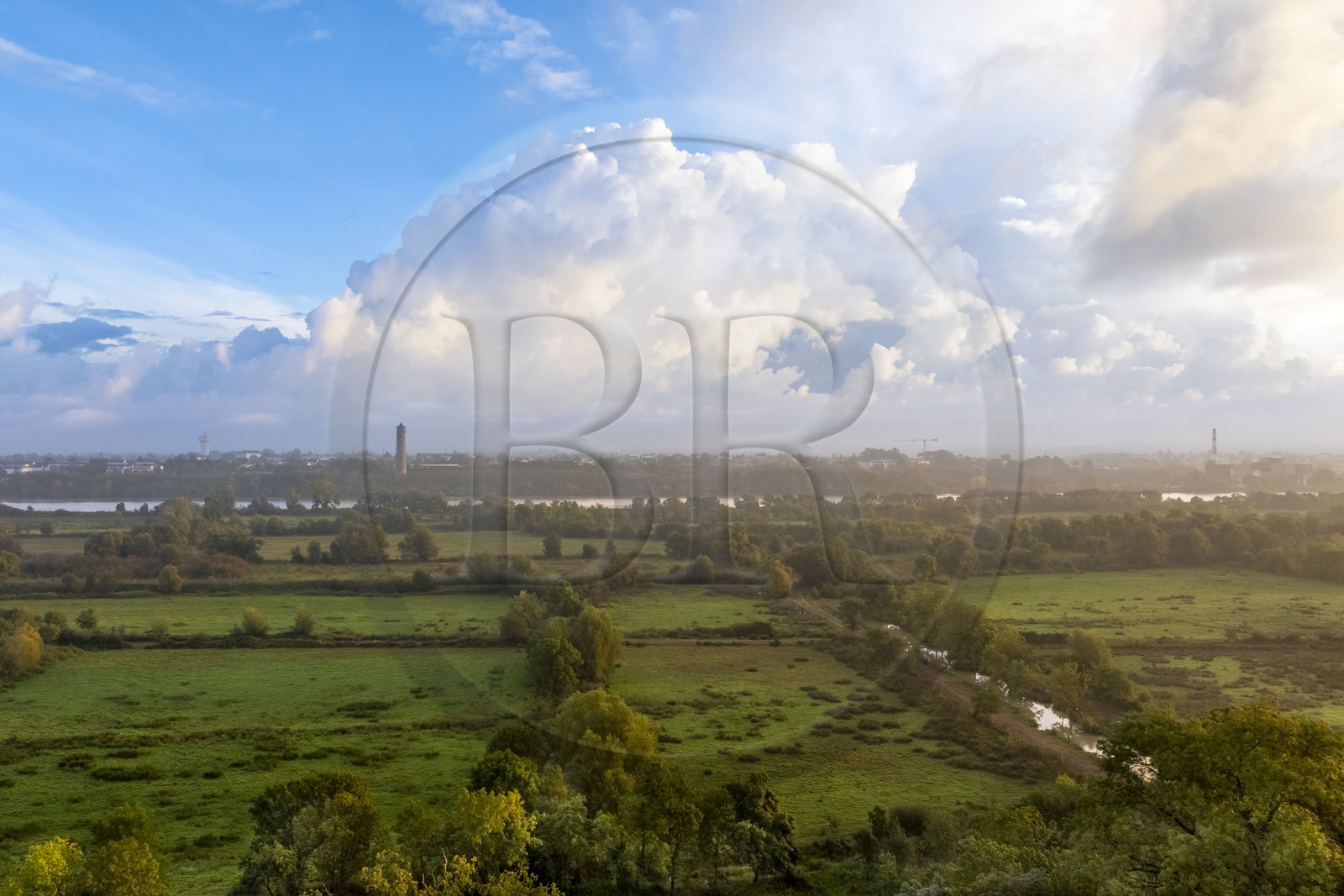 France, Loire-Atlantique (44), Saint-Jean-de-Boiseau, la Tour à plomb de Couëron construite au XIXème siècle de 69 m de haut et utilisée comme amer le long du fleuve