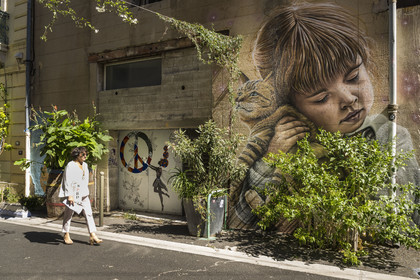 France, Hérault (34), Sète, peinture murale  Un moment de tendresse réalisée par l'artiste Sock Wild Sketch rue de Tunis