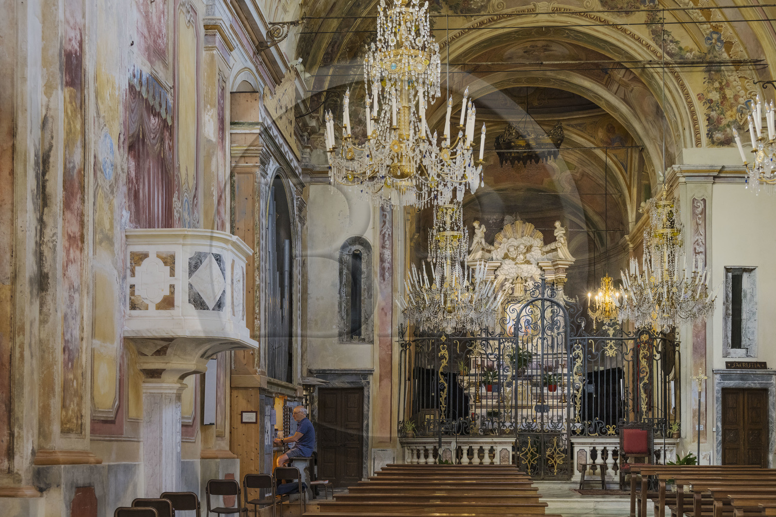 Italie, Ligurie, Cinque Terre, parc national des Cinque Terre classé Patrimoine Mondial de l'UNESCO, village de Monterosso al Mare, l'église du sanctuaire de Nostra Signora de Soviore, l'organiste joue sur un ancien orgue Agati