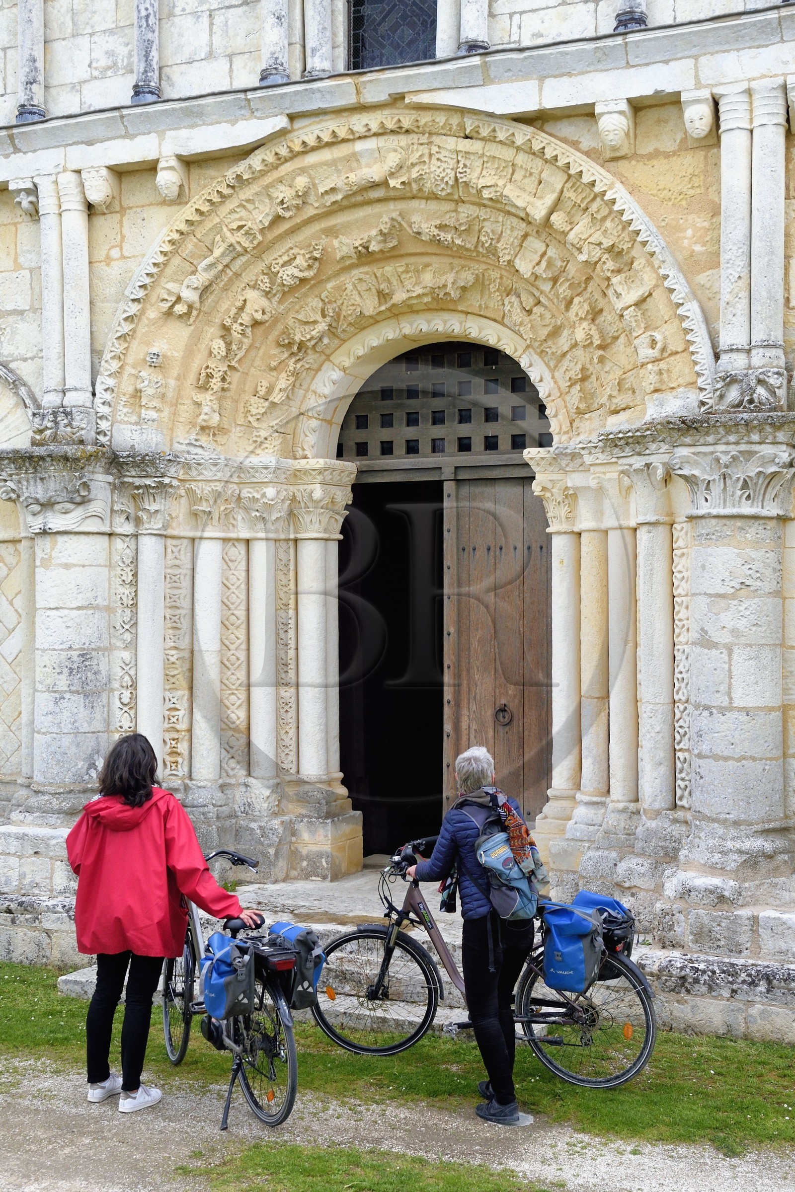 France, Charente-Maritime (17), Echillais, cyclistes faisant la véloroute La Flow Vélo devant l'église romane Notre-Dame du XIIe siècle classée monument historique