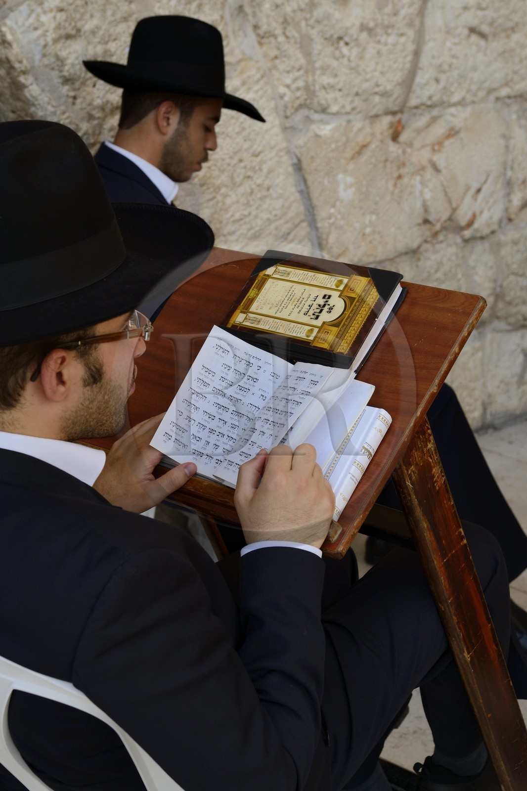 Israel, Jérusalem, ville sainte, vieille-ville classée Patrimoine Mondial de l'UNESCO, Mur des Lamentations ou mur occidental faisant partie des murs de soutènement de l'esplanade du Temple construite par Hérode Ier le Grand, Juif orthodoxe en prière