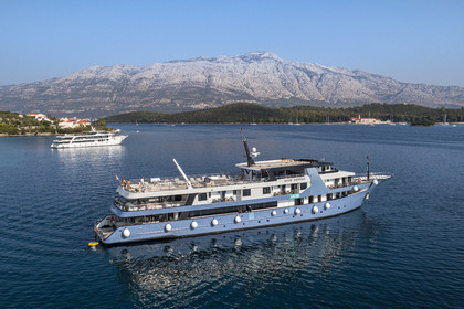 Croatie, Dalmatie, cote dalmate,mouillage d'un bateau de croisière dans l'archipel de Skoji en bordure de l'Ile de Korcula, le monastère franciscain sur l'Ile de Badija en arrière plan (vue aérienne)