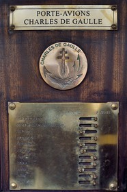 France, Var (83), Toulon, la base navale (Arsenal), le porte-avions à propulsion nucléaire Charles de Gaulle en rénovation de mi-vie, panneau de présence ou d'absence à bord des principaux officiers