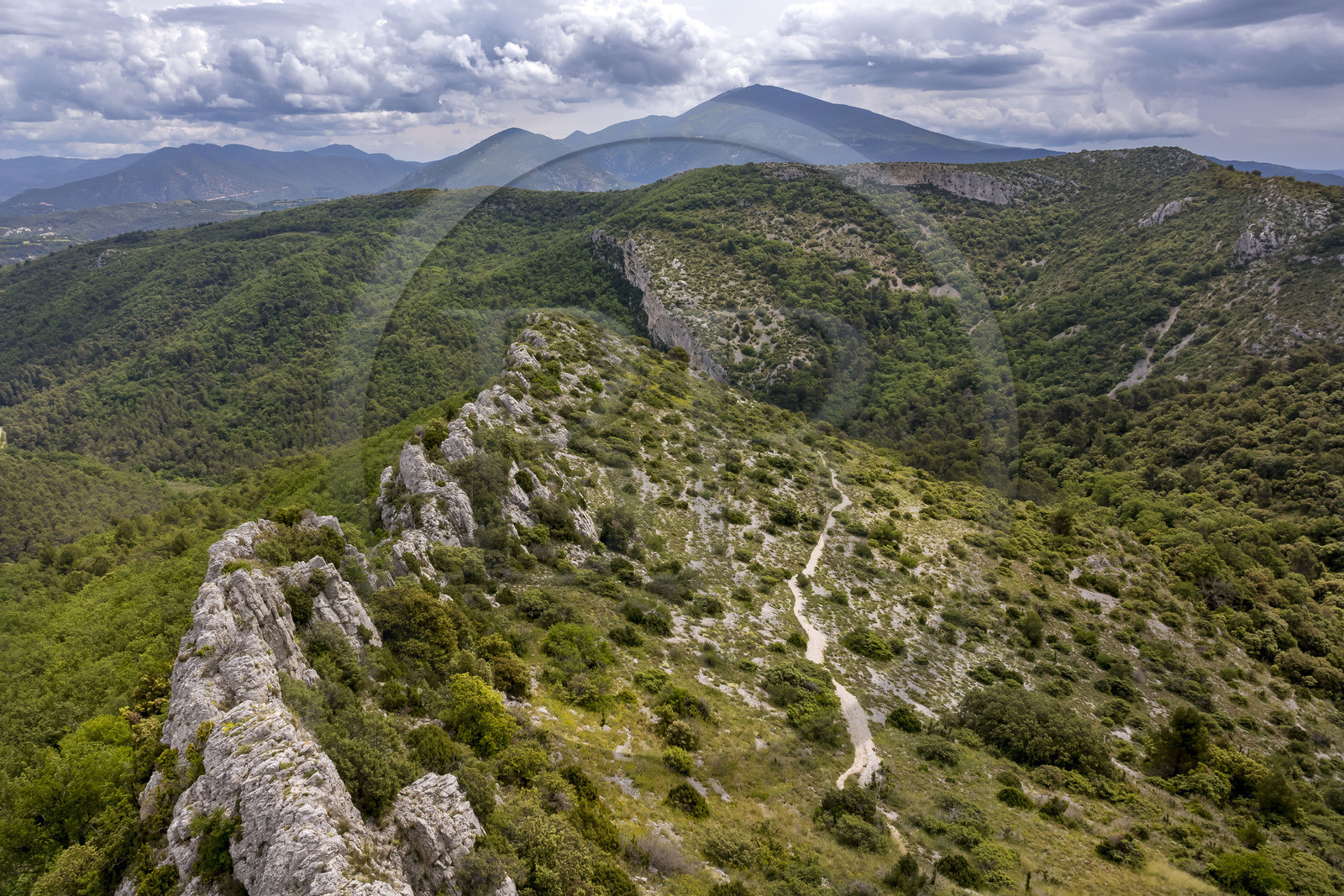 France, Vaucluse (84), Dentelles de Montmirail, les crêtes de Saint-Amand à la Pousterle aussi appelé le Pas du Loup sur le GR 4, le Mont Ventoux en arrière plan (vue aérienne)