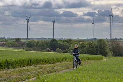 France, Vendée (85), Xanton–Chassenon, cycliste sur la piste de la véloroute Vendée Vélo Tour