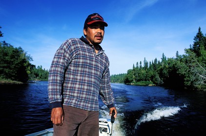 Canada, province de Québec, Réserve faunique de la Vérendrye, Grand lac Victoria, indien algonquin sur son bateaux