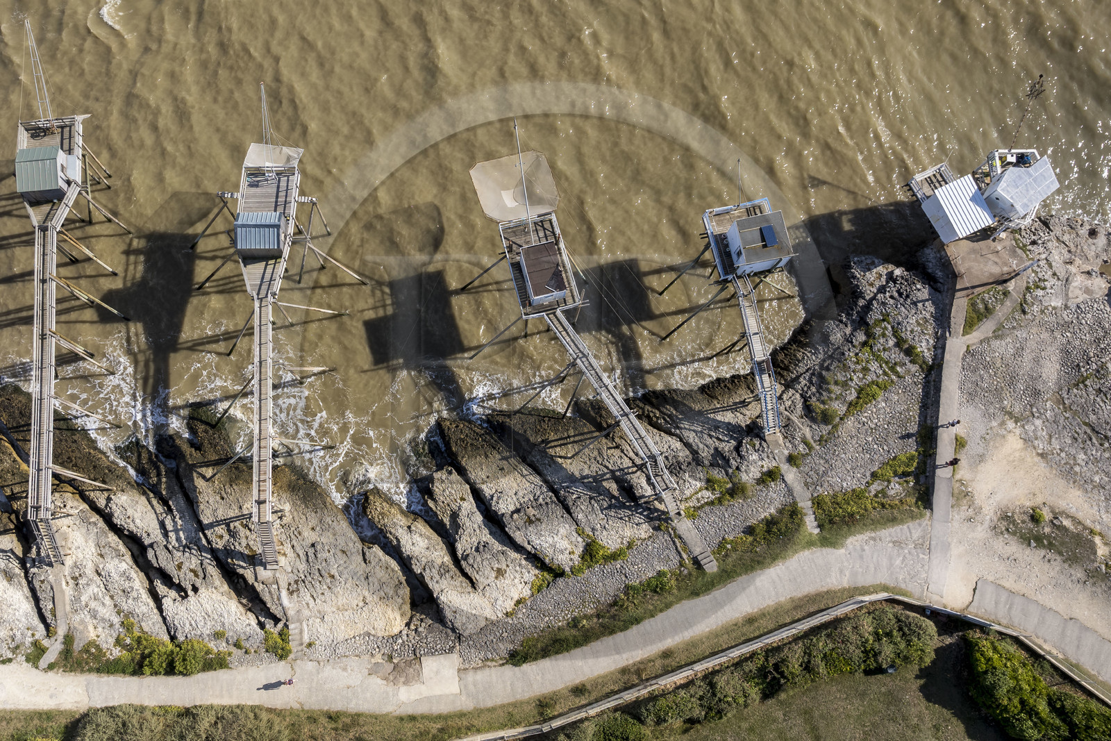France, Charente-Maritime (17), région de Royan, Saint-Palais-sur-Mer, cabanes de pêche traditionnelle au carrelet à l'embouchure de l'estuaire de la Gironde, sentier des douaniers qui longe le littoral