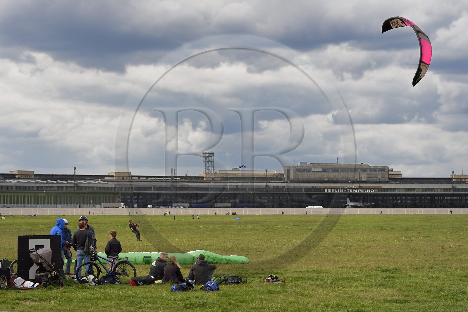 Germany, Berlin, former Berlin-Tempelhof international airport converted into a huge park, a meeting place for kite surfers, kite boarders and Country Buggy kiter