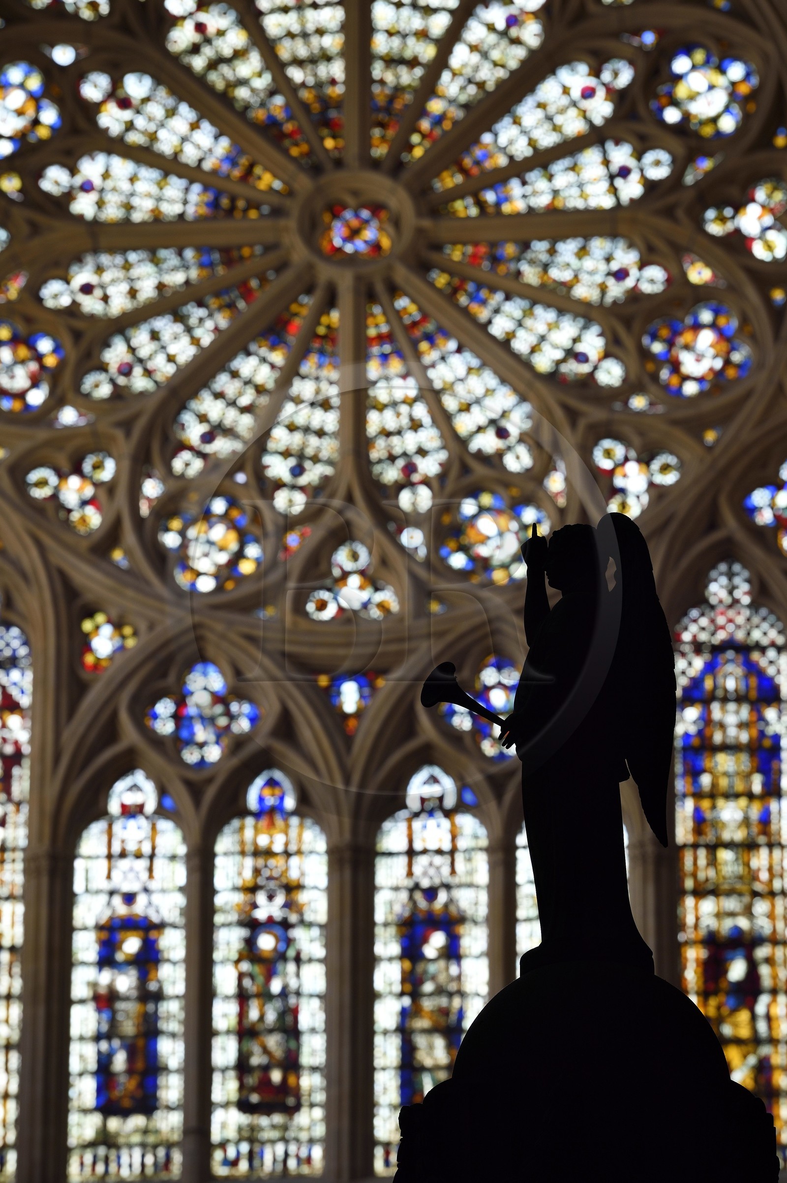 France, Moselle (57), Metz, la cathédrale Saint-Etienne, ange surmontant la chaire devant la grande rosace de la facade occidentale