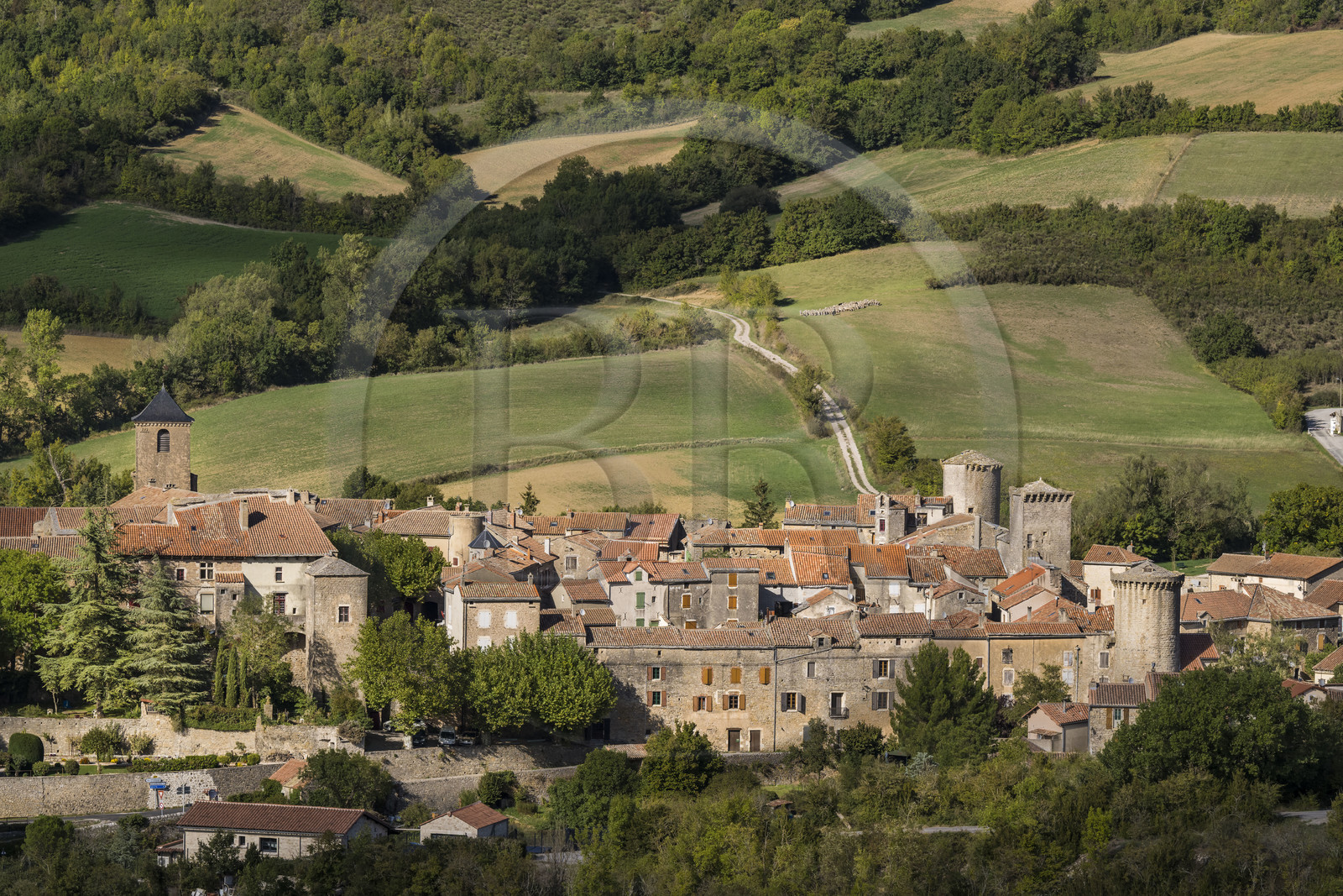 France, Aveyron (12), Causses et les Cévennes, paysage culturel de l'agro-pastoralisme méditerranéen, classés Patrimoine Mondial de l'UNESCO, Sainte-Eulalie-de-Cernon sur la route de Saint-Jacques-de-Compostelle