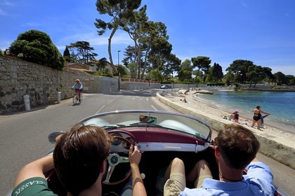 France, Alpes-Maritimes (06), Antibes, Cap d'Antibes, le long du Golfe Juan sur le boulevard Maréchal Juin à bord d'une Porsche Speedster 356 décapotable de collection