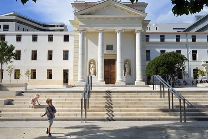 France, Var (83), Toulon, quartier Chalucet, la médiathèque Chalucet dans l'ancien Hotel-Dieu situé dans le Jardin Alexandre 1er