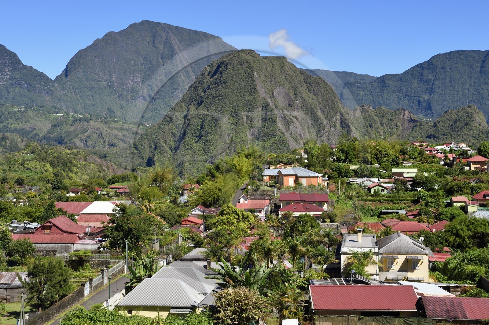 France, Ile de la Reunion, Cirque de Salazie, classé Patrimoine Mondial de l'UNESCO, Hell-Bourg, labellisé les Plus Beaux Villages de France, le Piton d'Anchaing en arrière plan