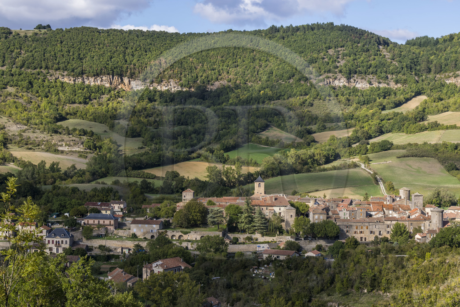 France, Aveyron (12), Causses et les Cévennes, paysage culturel de l'agro-pastoralisme méditerranéen, classés Patrimoine Mondial de l'UNESCO, Sainte-Eulalie-de-Cernon sur la route de Saint-Jacques-de-Compostelle