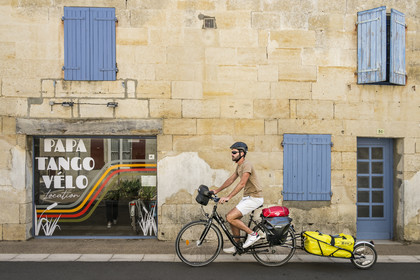 France, Deux-Sèvres (79), le Marais Poitevin, la Venise Verte, Magné, randonnée à bicyclette sur la voie cyclable de la Vélo Francette, vélo avec une remorque transportant le matériel de camping