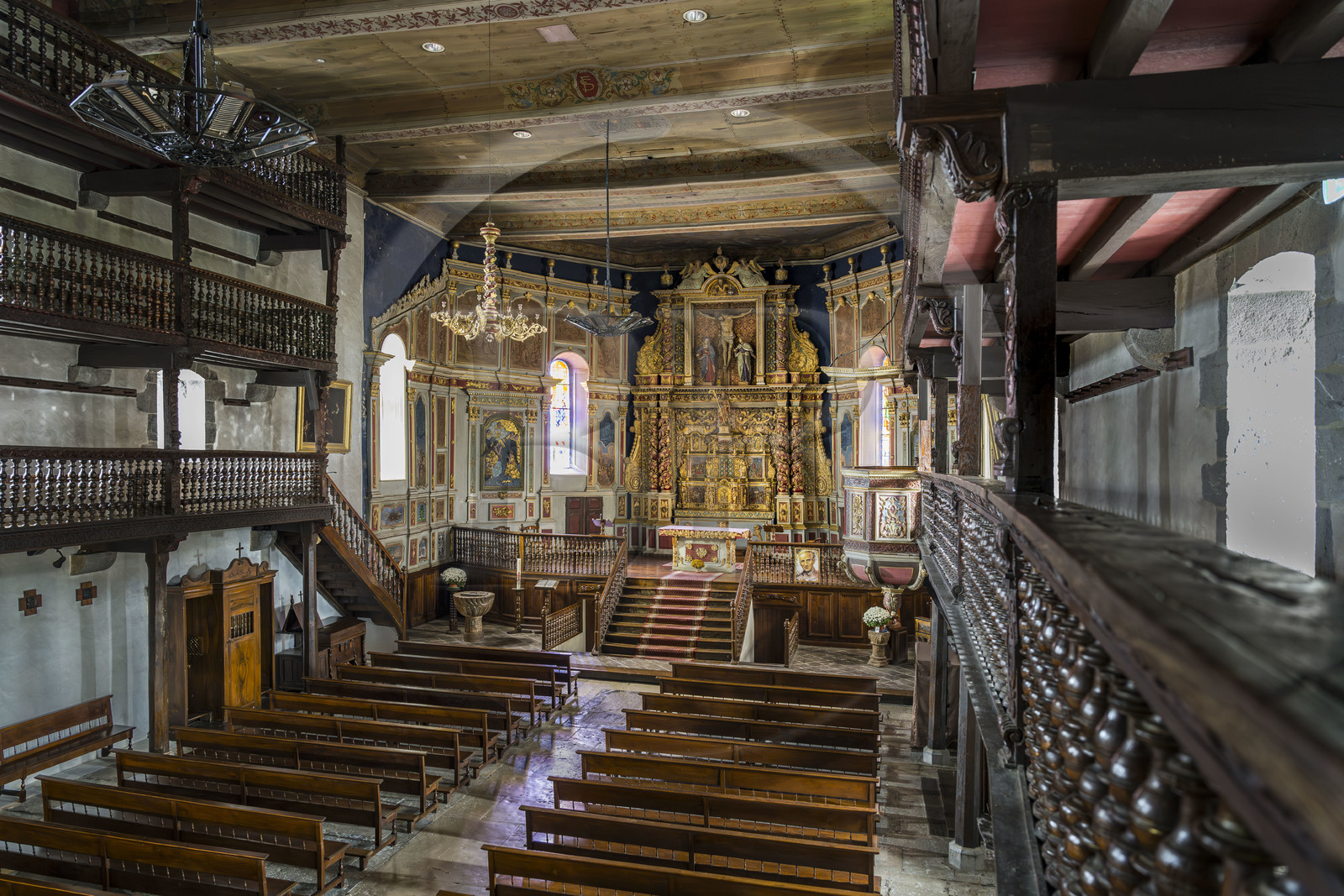 France, Pyrénées-Atlantiques (64), Pays-Basque, Itxassou, église Saint-Fructueux  et les galeries en bois de la nef