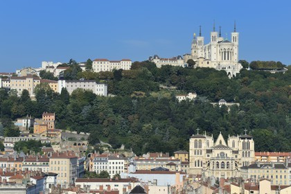 France, Rhône (69), Lyon, site historique classé Patrimoine Mondial de l'UNESCO, la cathédrale (primatiale) Saint Jean dans le Vieux Lyon dominé par la Basilique Notre Dame de Fourvière