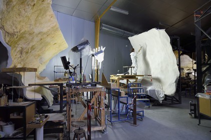 France, Dordogne (24), Montignac, l’Atelier des Fac-Similés du Périgord (AFSP) spécialisé dans la reproduction minérale de parois ornées de la préhistoire et en charge de la reconstitution fidèle des parois de la grotte de Lascaux, projection de voile de pierre sur la structure, mention obligatoire Atelier des Fac-Similés du Périgord