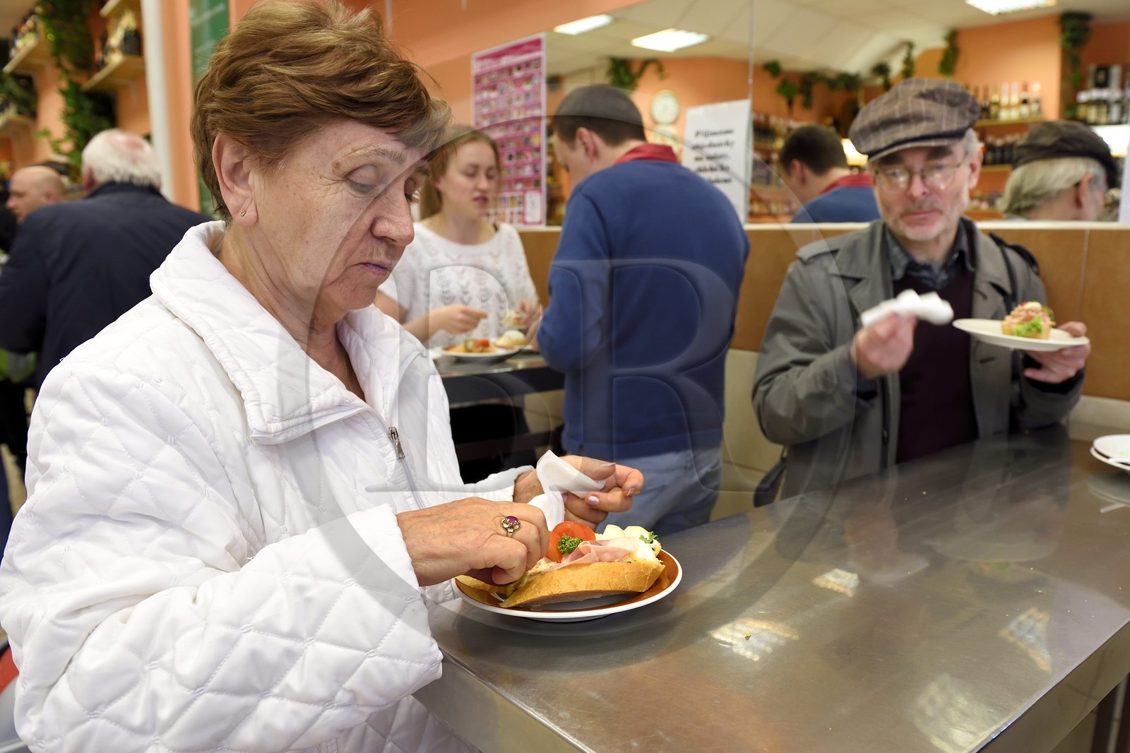 République Tchèque, Prague, Nove Mesto, Place Jungmann, traiteur et épicerie fine vendant des sandwichs typique de la période communiste Lahudky Zlaty Kriz (épicerie fine Croix d'Or)