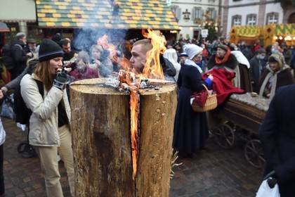 France, Haut-Rhin (68), Ribeauvillé, le marché de Noël médiéval, on vient se réchauffé autour du tronc en feu