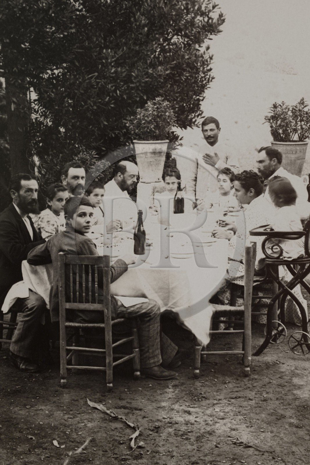 Espagne, Andalousie, Malaga, la maison natale de Picasso, la fondation Picasso, Pablo Ruiz Picasso en premier plan tourné vers l'objectif en compagnie de ses parrains et cousins à Malaga vers 1896, photo de Jose Roman