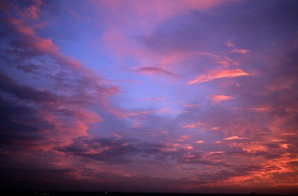Belgique, coucher de soleil et nuages rougeoyant