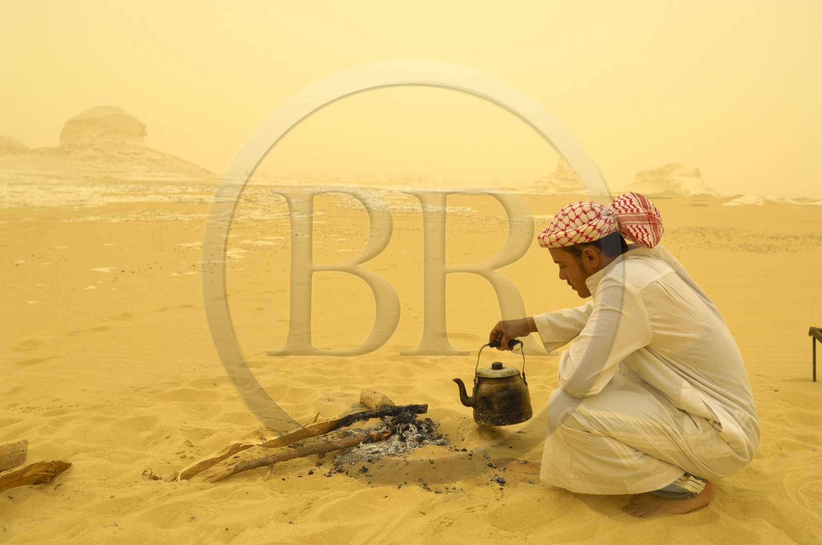 Egypte, désert libyque, tempêtre de sable dans le Désert Blanc au nord de Farafra, preparation du thé en bivouac