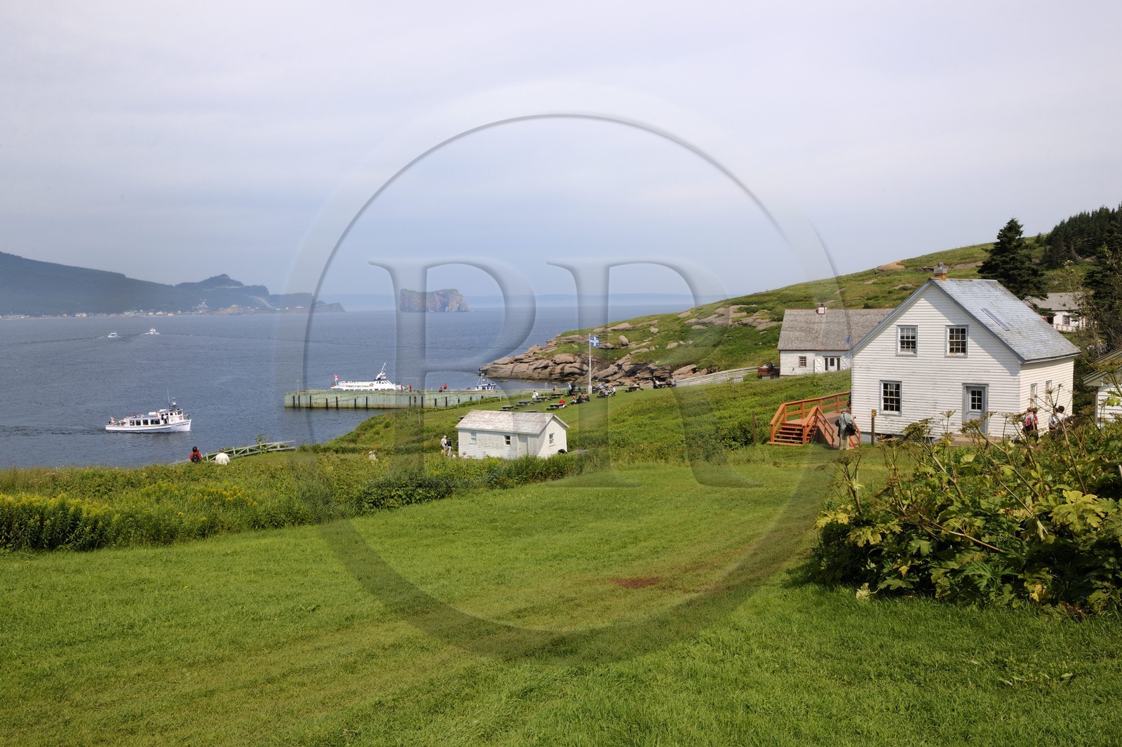 Canada, province de Québec, Gaspésie, île Bonaventure, village côtier de maisons de bois et le Rocher Percé