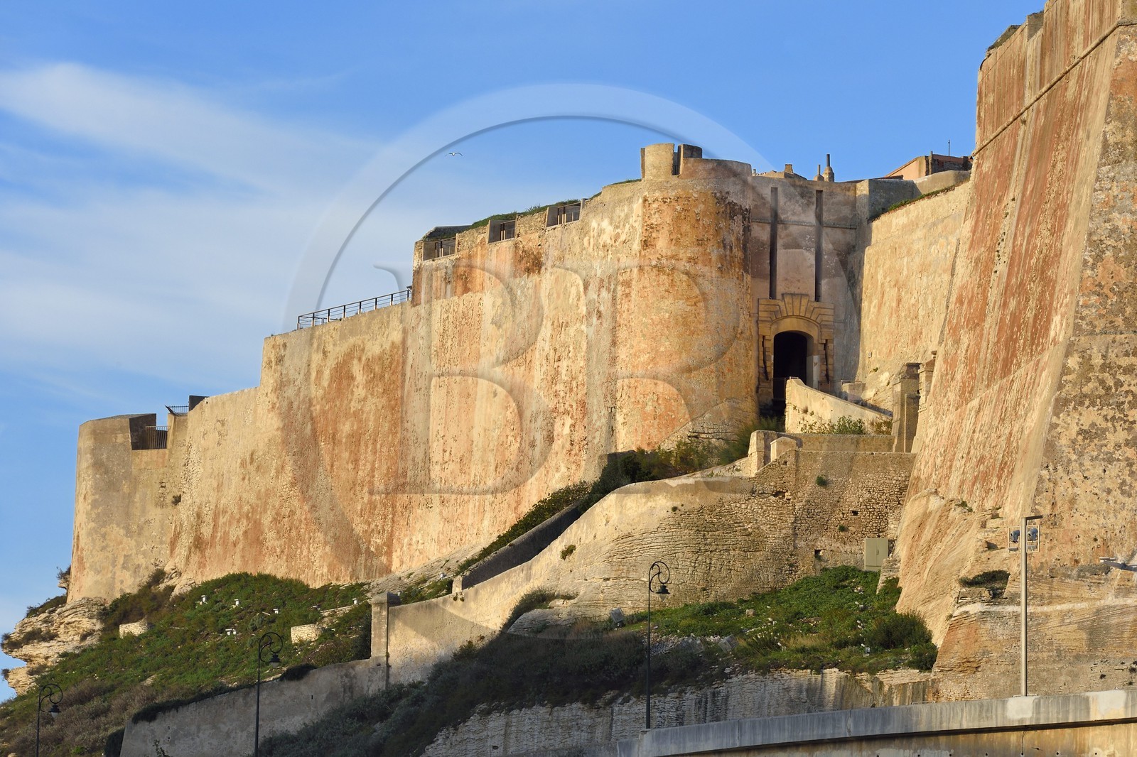 France, Corse-du-Sud (2A), Bonifacio, Ville Haute, accès à la citadelle par la montée Saint Roch et la Porte de Gênes