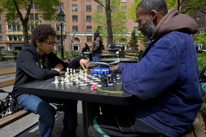 Etats-Unis, New York, Manhattan, Greenwich village, joueurs d'echecs dans le parc de Washington Square Park