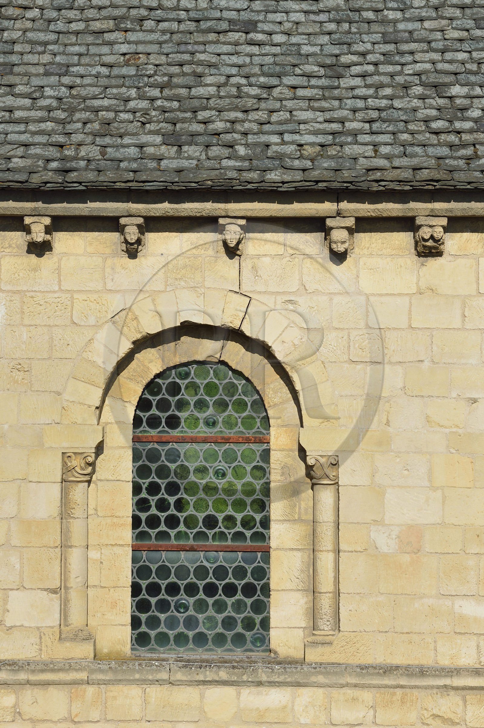 France, Calvados (14), Caen, le château ducal de Guillaume le Conquerant, la salle de l'Echiquier, modillons soutenant la corniche