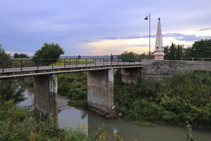 Italie, province de Verone, Arcole, la bataille du Pont d'Arcole qui a vu la victoire de Napoléon Bonaparte s'est déroulée du 15 au 17 novembre 1796 lors de la première campagne d’Italie et l'obélisque érigé en 1810 sur la rive droite de l'Alpone