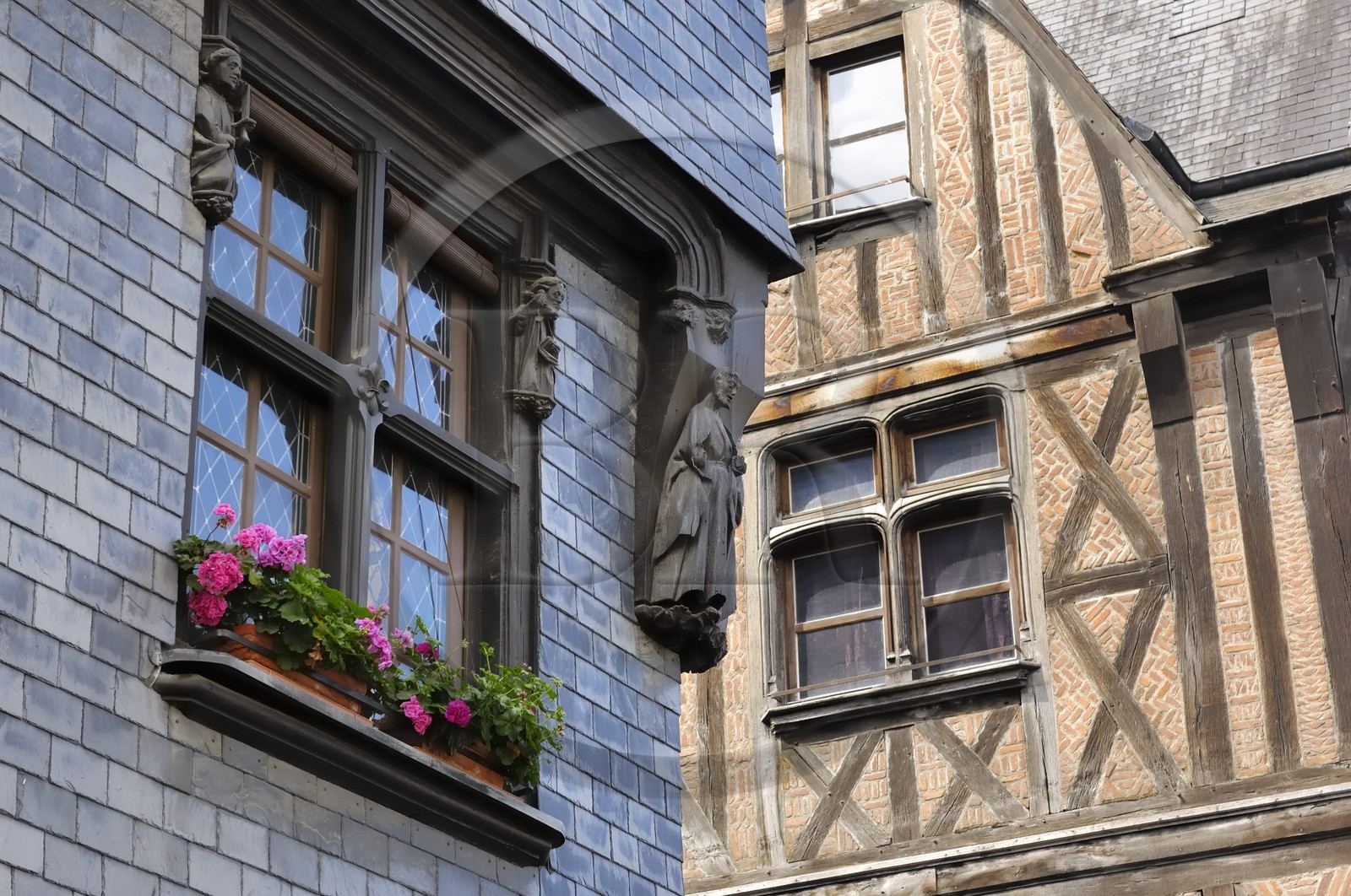 France, Indre et Loire (37), Tours, place Plumereau, maison à l'angle de la rue de la Monnaie