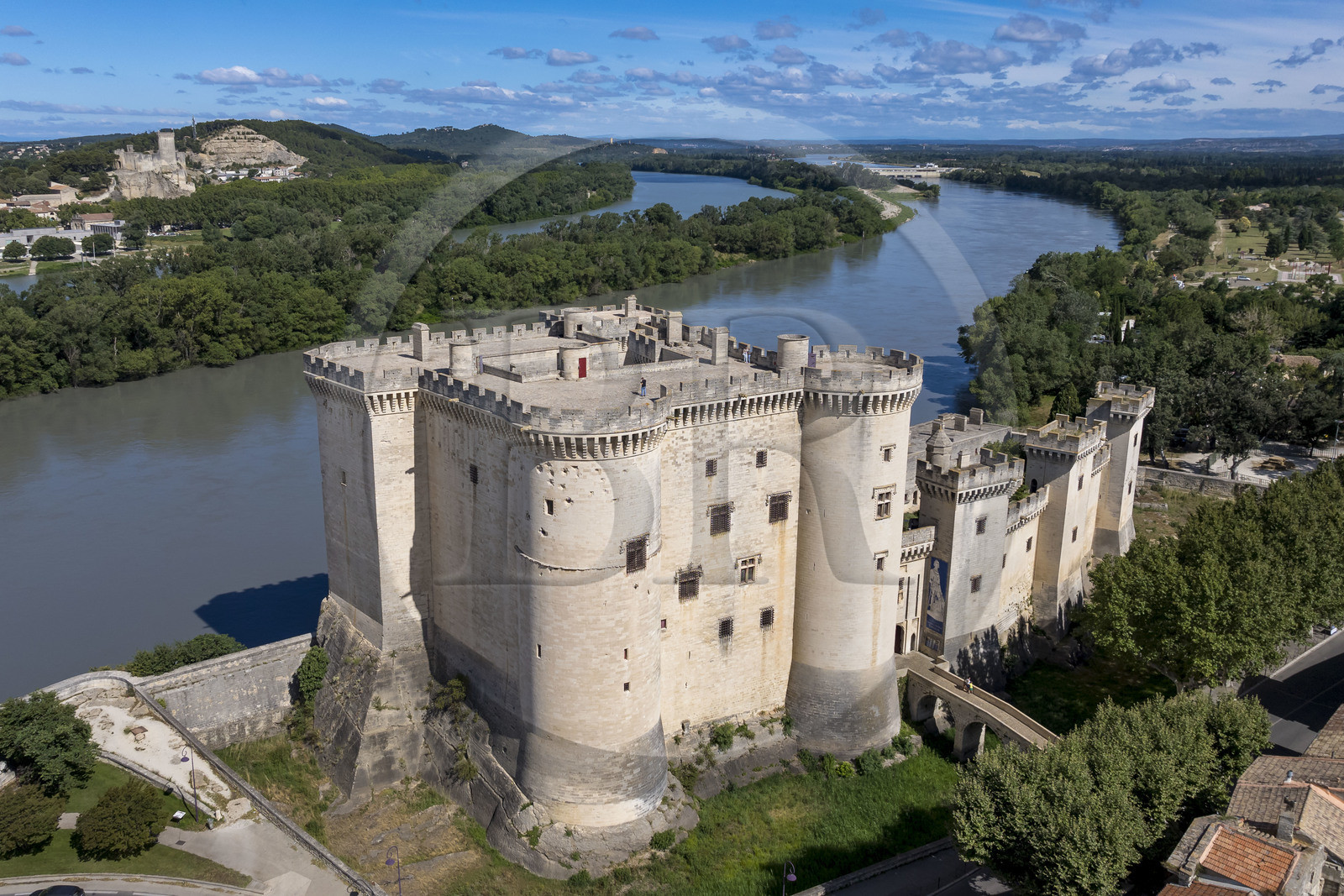 France, Bouches-du-Rhône (13), Tarascon, le chateau du roi René datant du XVe siècle en bordure du Rhone et la forteresse de Beaucaire en arrière plan sur l'autre rive (vue aérienne)
