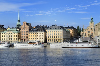 Suède, Stockholm, vue sur la vieille ville dans l'île de Gamla stan (Gamala Stan Riddarholmen) depuis l'île de Skeppsholmen, la cathédrale en arrière plan