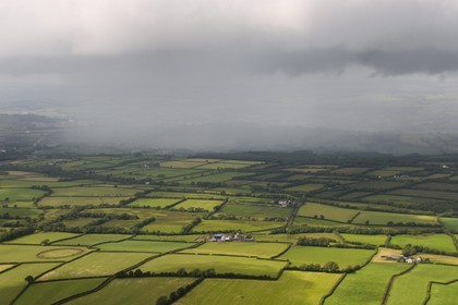 Royaume-Uni, Angleterre, Pays de Galles, rideau de pluie sur le Carmarthenshire (vue aérienne)