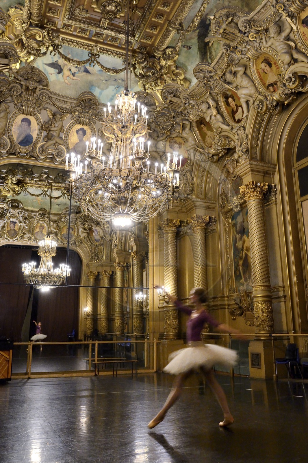 France, Paris (75), Opéra Garnier, échauffements avant d'entrer en scène dans le foyer de la Danse