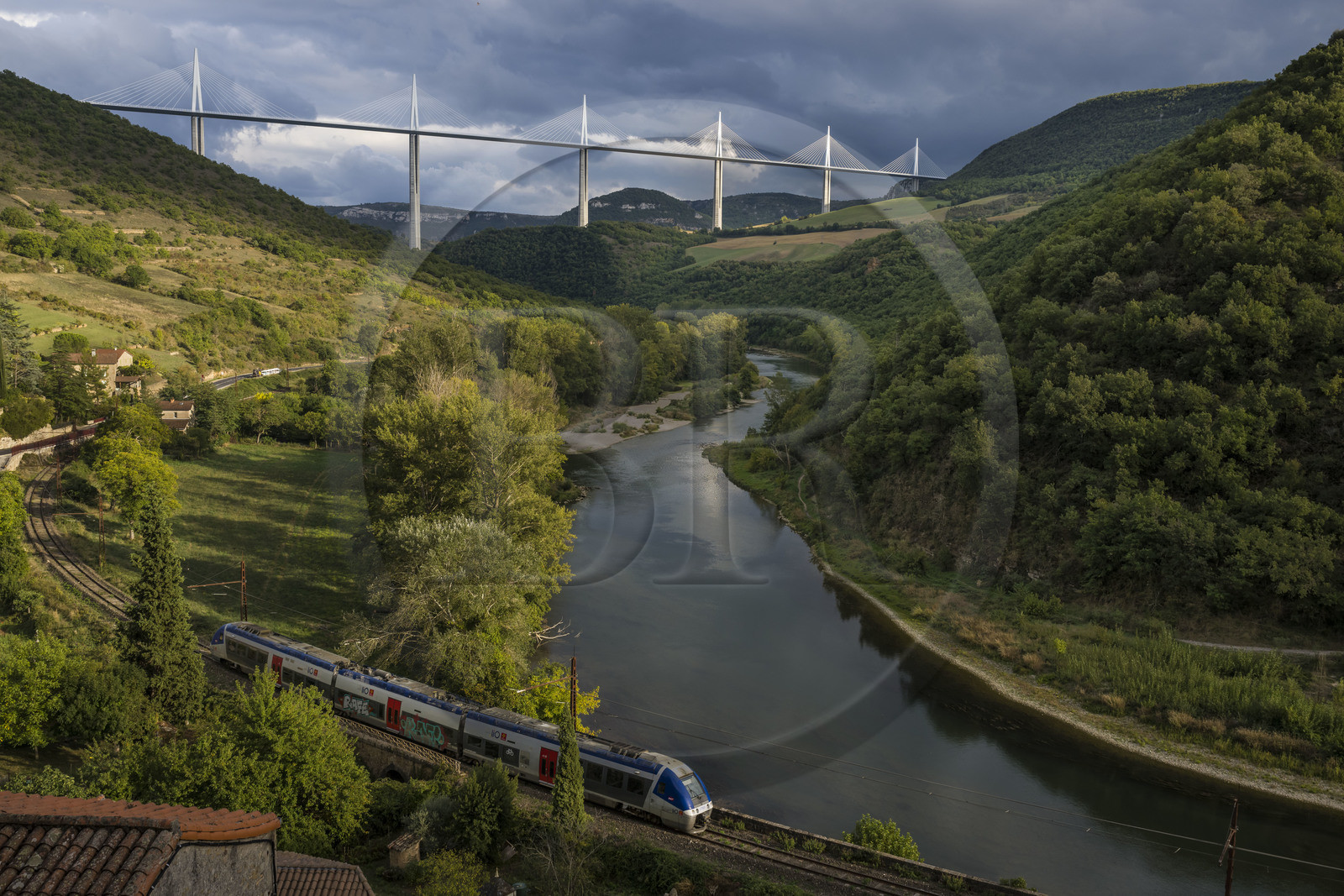France, Aveyron (12), parc naturel régional des Grands Causses, Peyre, le viaduc de Millau des architectes Michel Virlogeux et Norman Foster, passage du TER en bordure du Tarn