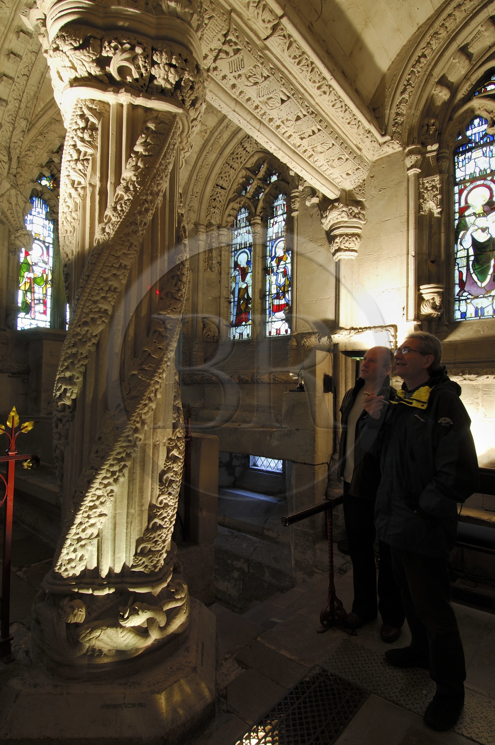 Royaume-Uni, Ecosse, Midlothian, Roslin, la Chapelle Rosslyn, visiteurs disséquant la symbolique des sculptures de la Colonne de l'Apprenti