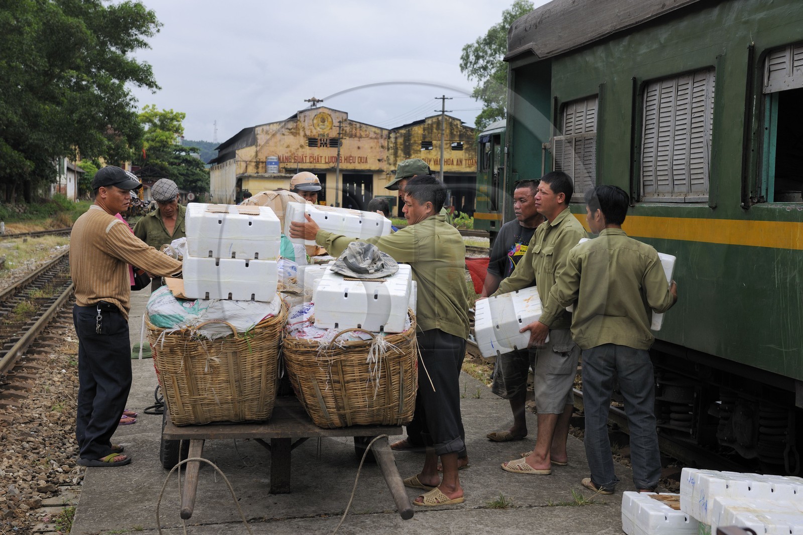 Vietnam, day train from Lao Cai to Hanoi, Yen Bai station, loading goods
