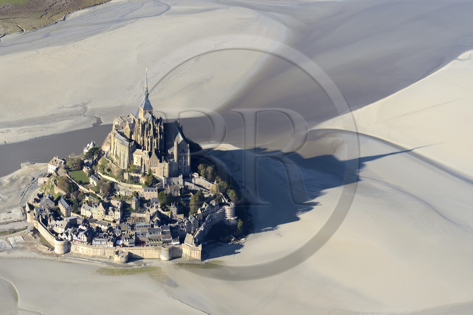 France, Manche (50), Baie du Mont-Saint-Michel, classée Patrimoine Mondial de l'UNESCO, le Mont-Saint-Michel à marée basse (vue aérienne)