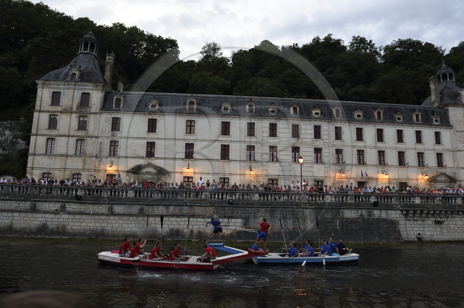 France, Dordogne (24), Brantôme, joute nautique sur la Dronne devant l'abbaye bénédictine Saint-Pierre