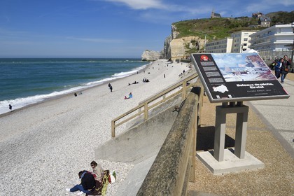 France, Seine-Maritime (76), Pays de Caux, Côte d'Albâtre, Etretat, la falaise d'Amont et l'église Notre-Dame-de-la-Garde depuis la plage de la ville, panneau retraçant le passage des impressionnistes et de Claude Monet en particulier