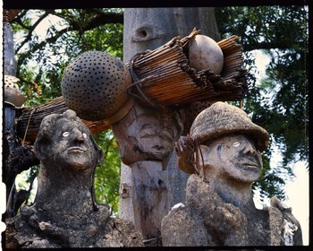 Burkina Faso, province de Poni, pays des Lobi, région de Gaoua et Loropéni, fétiches non traditionnels destinés à mettre en garde contre les coloniaux et plus généralement les blancs