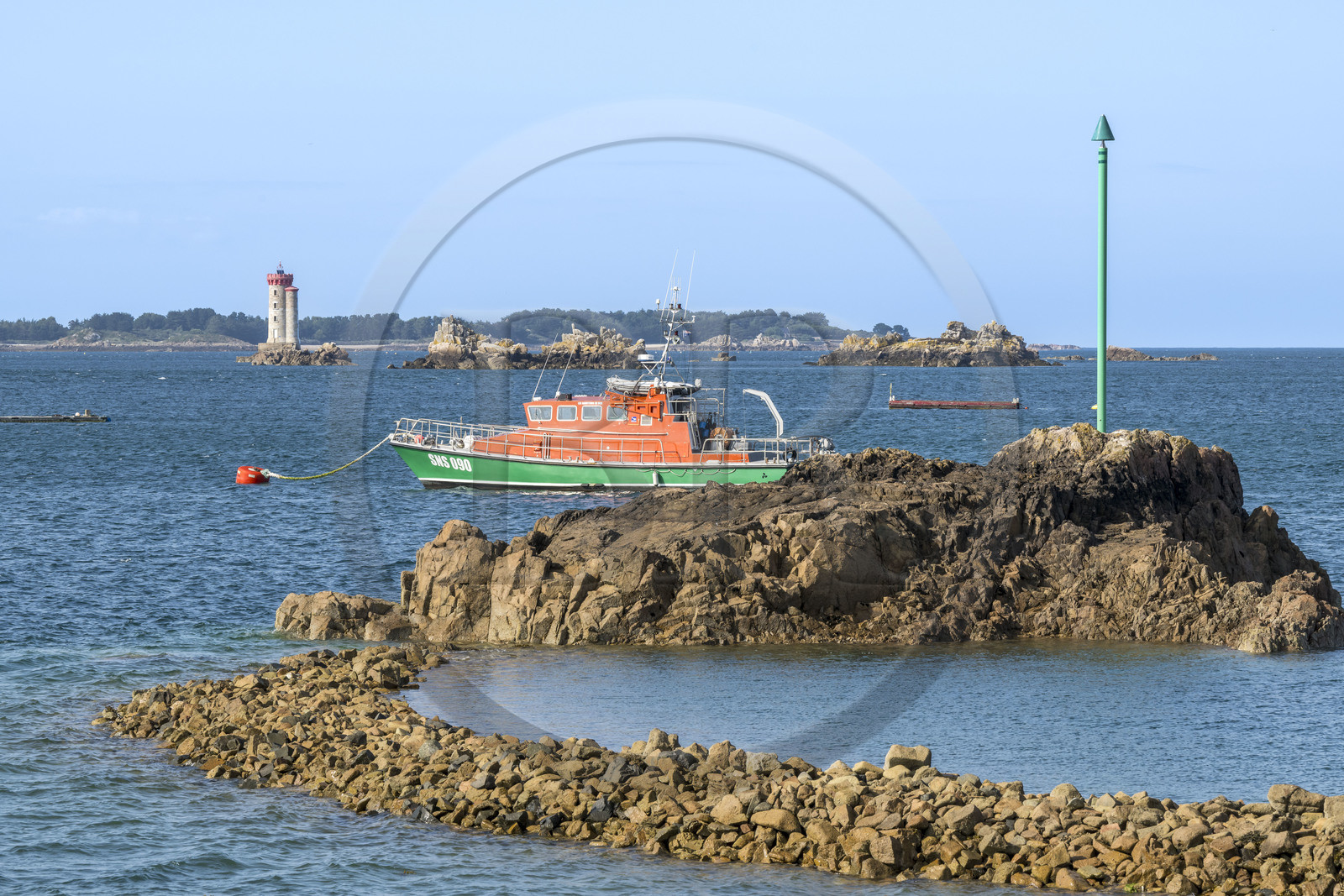 France, Cotes d'Armor, Ploubazlanec, Loguivy-de-la-Mer and the La Croix lighthouse in the background