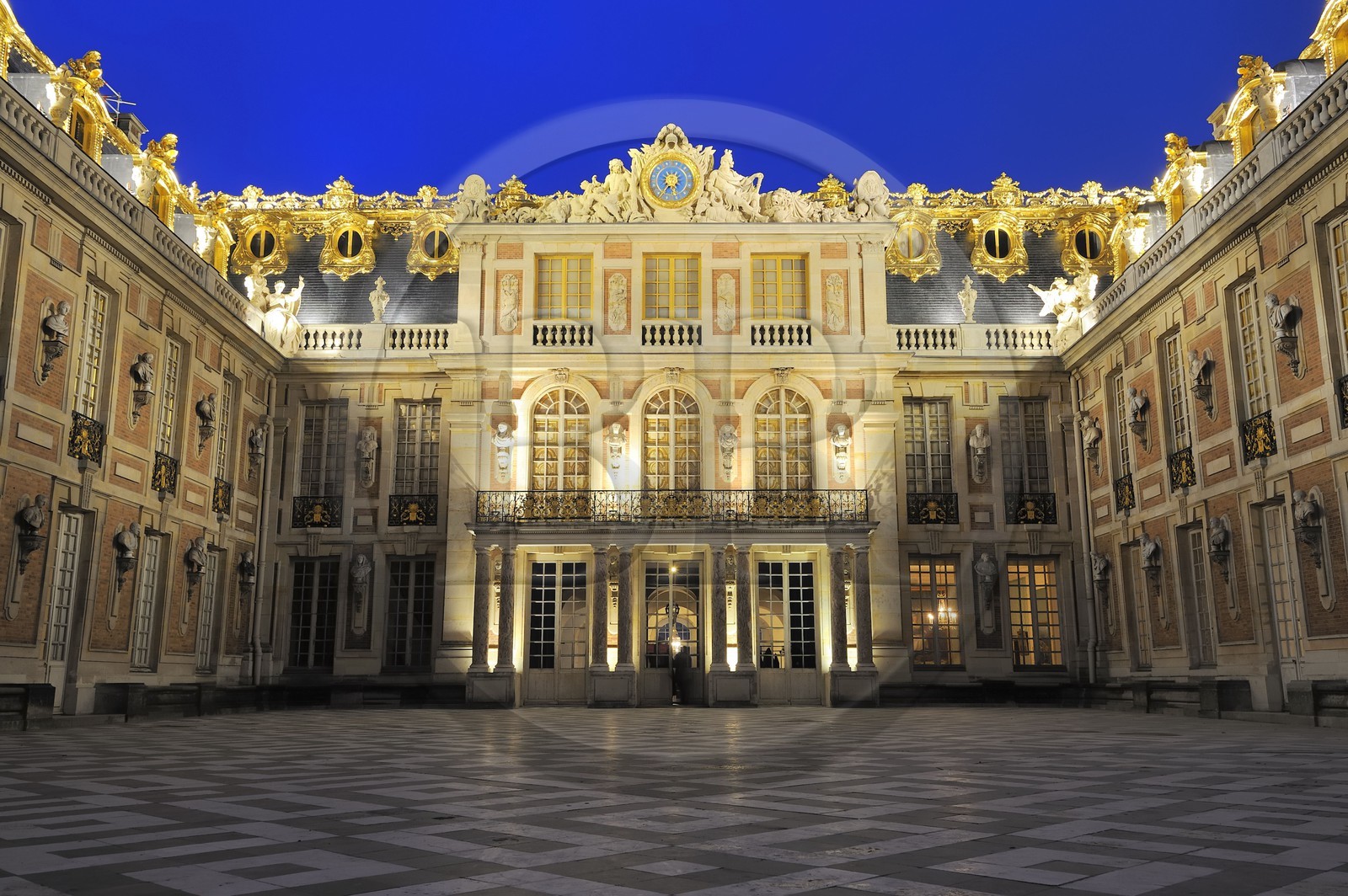 France, Yvelines (78), château de Versailles, classé Patrimoine Mondial de l'UNESCO, la Cour de Marbre rénovée en 2008