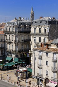 France, Hérault (34), Montpellier, centre historique, l'Ecusson, la Grand'Rue Jean Moulin débouchant sur le boulevard du Jeu de Paume et le clocher de l'église Sainte Anne